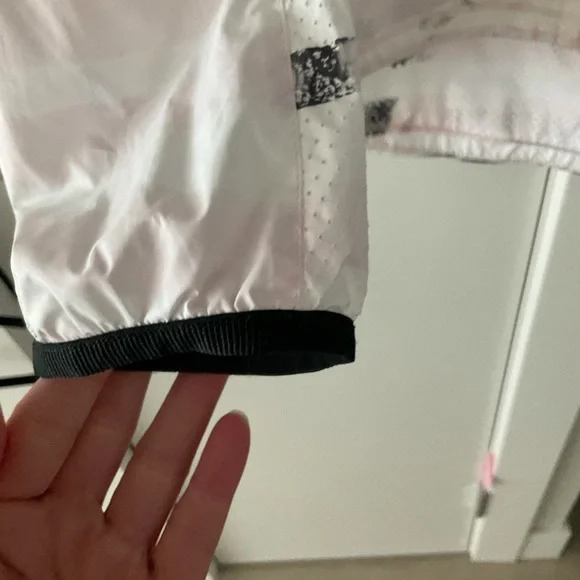 Lululemon windbreaker with hood that can be stored away - Picture 4 of 6